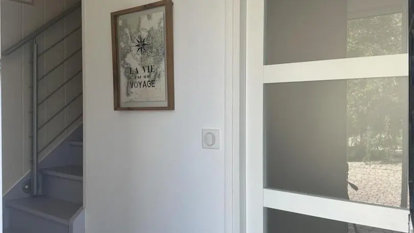 L'entrée se fait sur un sas avec à droite la porte des propriétaires, a gauche l'escalier pour accéder au gîte.