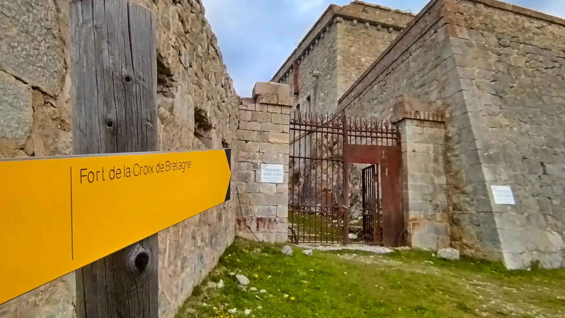 Panneau de signalétique au fort