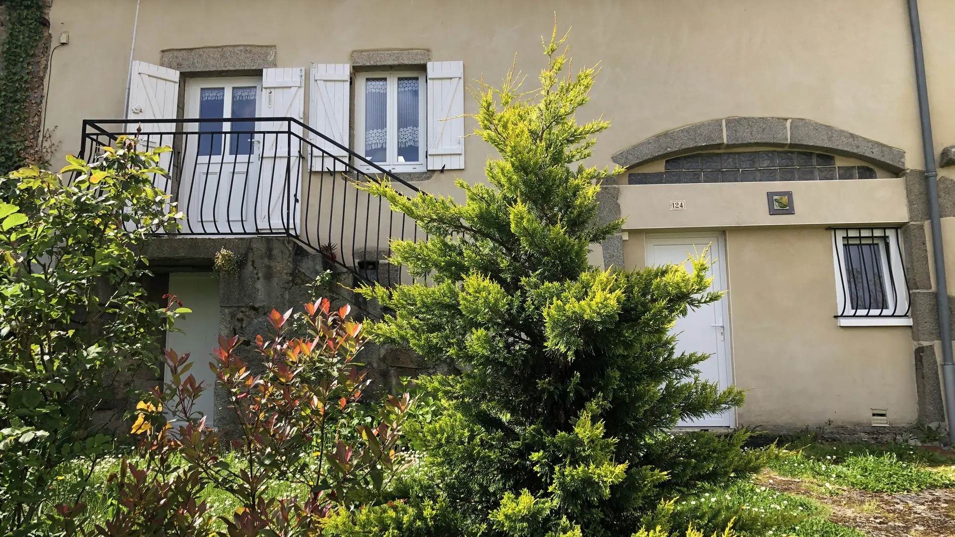 Entrée de la maison sur cour privée