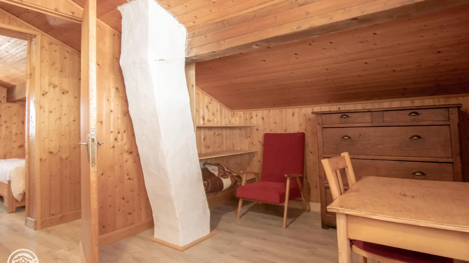 Coin bureau dans la chambre aux 2 lits 90cm.