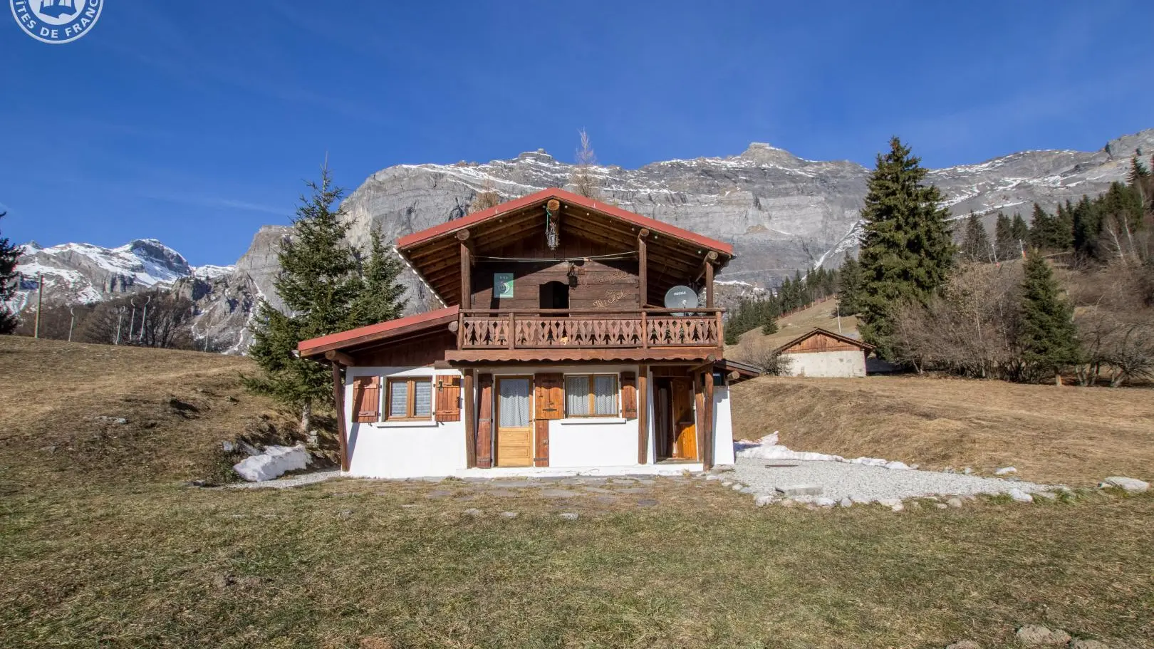 Entrée du gîte = porte de gauche