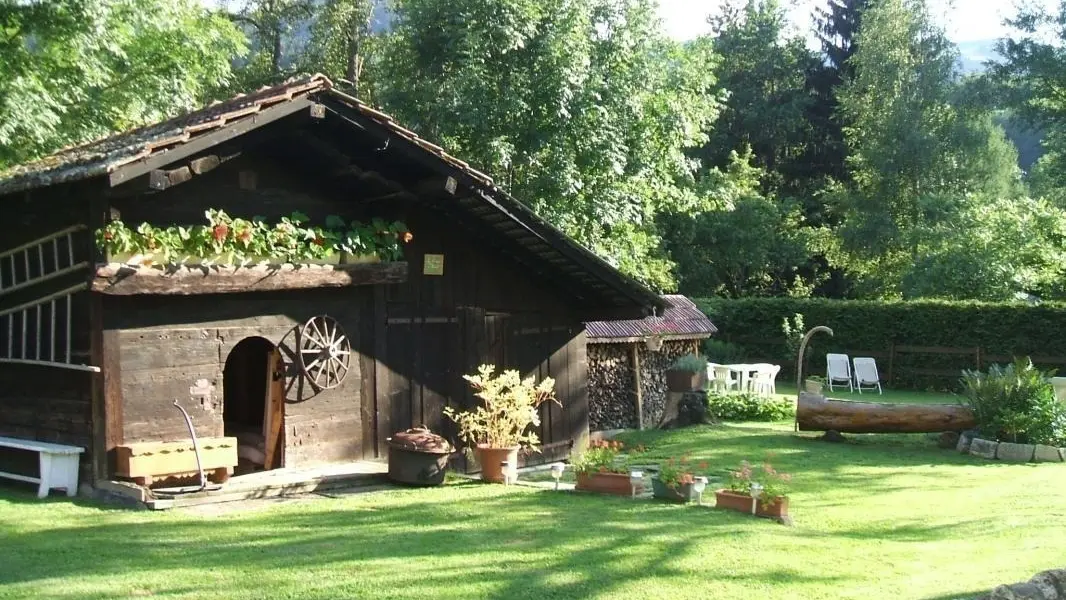 Le parc en été avec le traditionnel Mazot et son Bachal