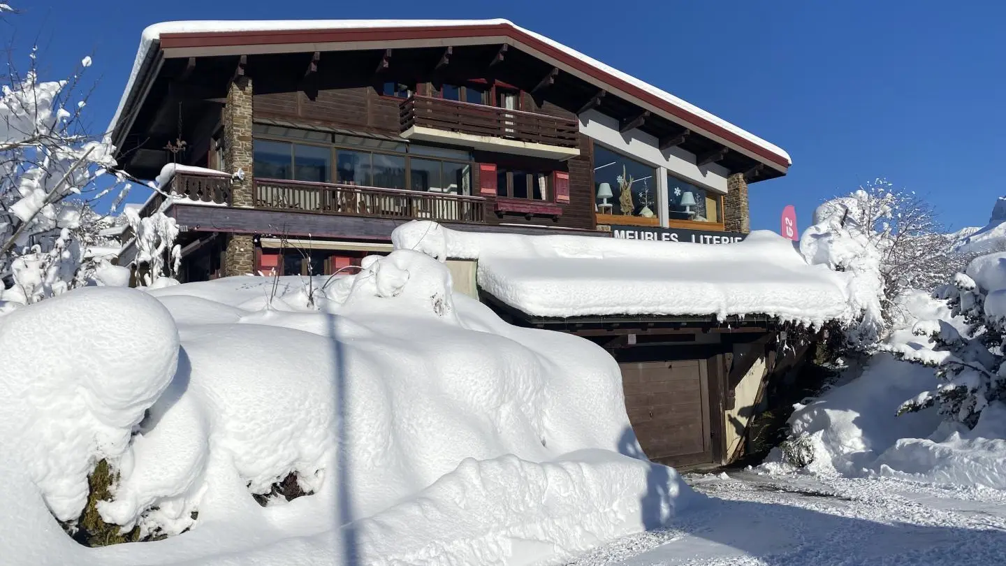 Vue du chalet avec garage