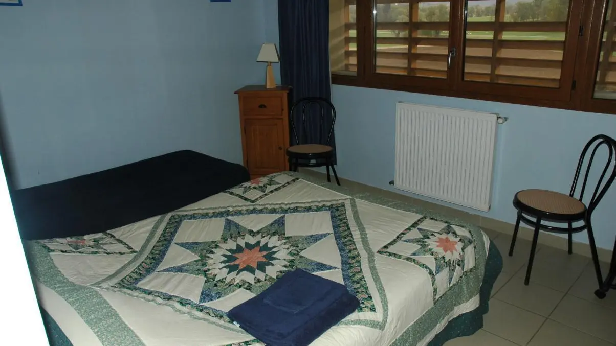 Une chambre au premier niveau avec une vue imprenable sur la Tournette et les montagnes du lac d'Annecy.