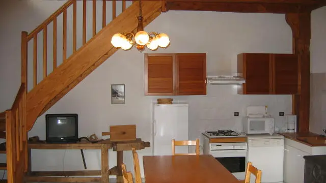 Coin cuisine et escalier