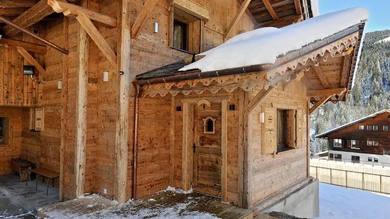 Entrée du chalet en hiver