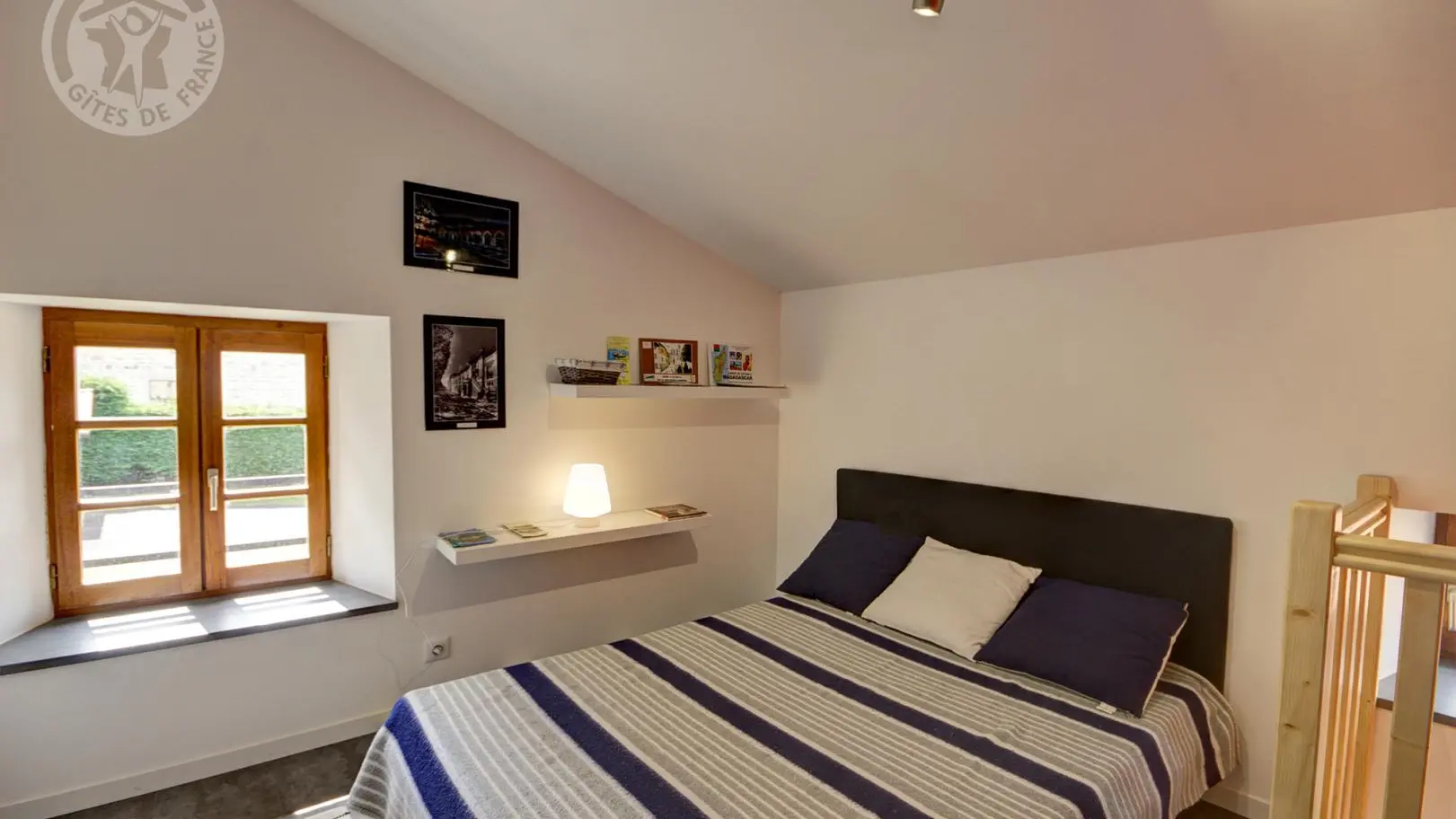 La grande chambre en deux espaces : ici la partie avec le lit 140.