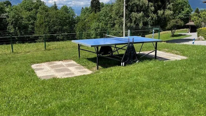 une table de ping pong à votre disposition pour vous détendre après une belle journée de balade