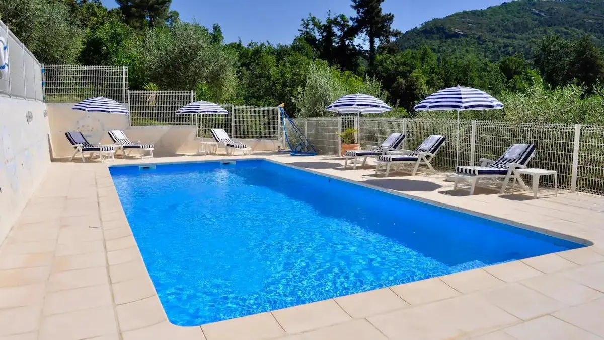 Piscine Gîte La Tulipe Gîtes de France Alpes-Maritimes à Bendejun