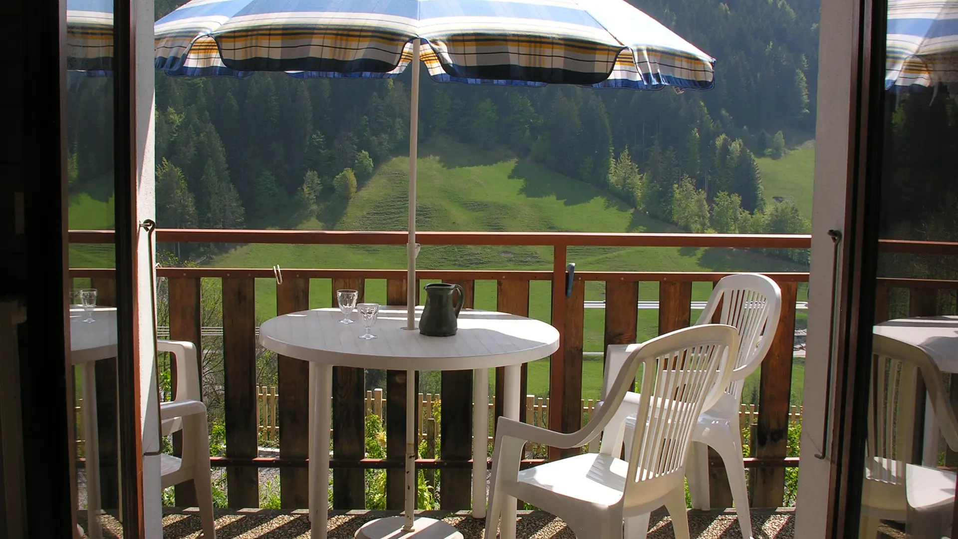 Balcon avec salon de jardin/Balcony with garden furniture-Rouelletaz-Le Grand-Bornand