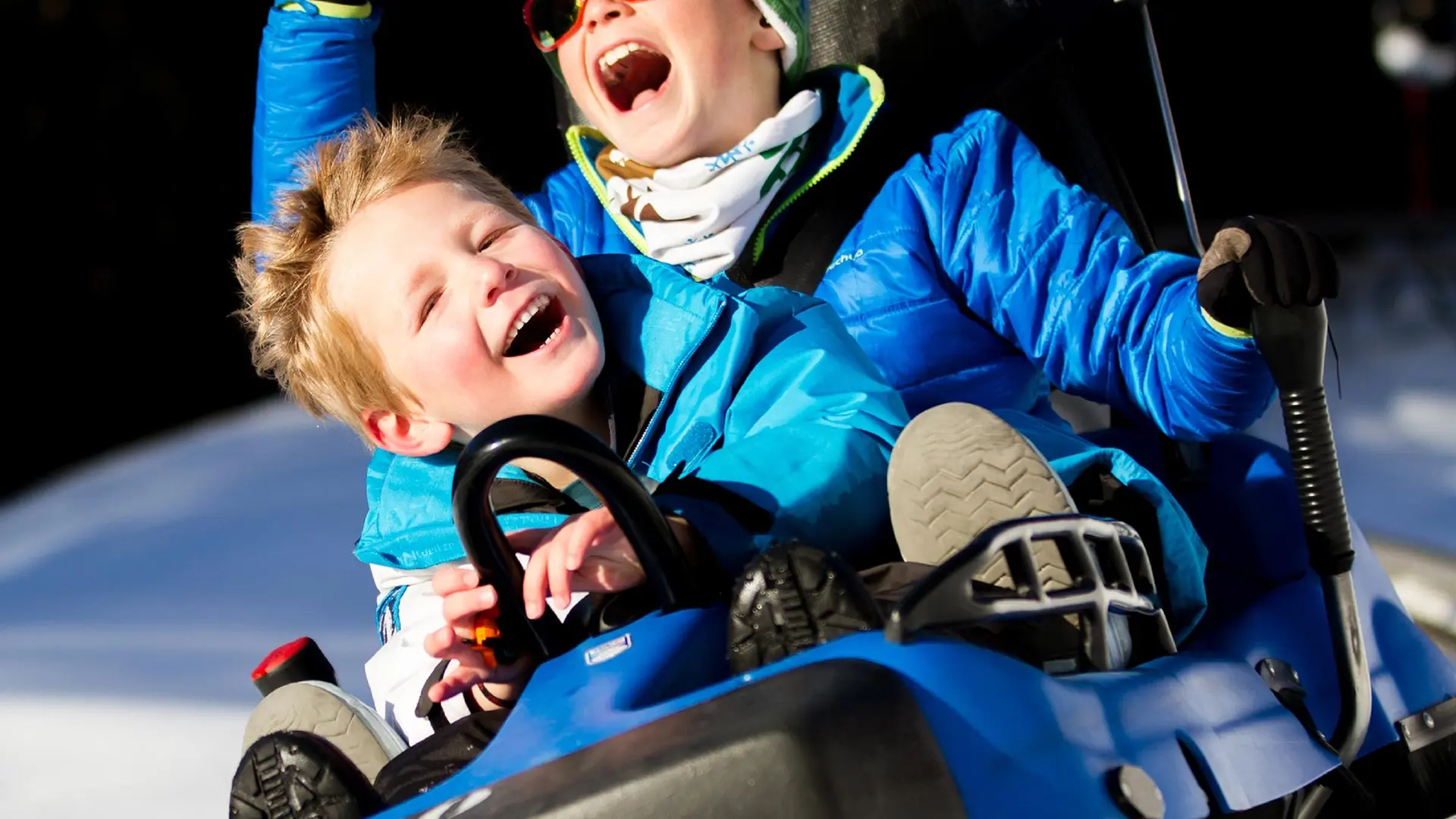 Enfants sur la Luge Alpine Coaster