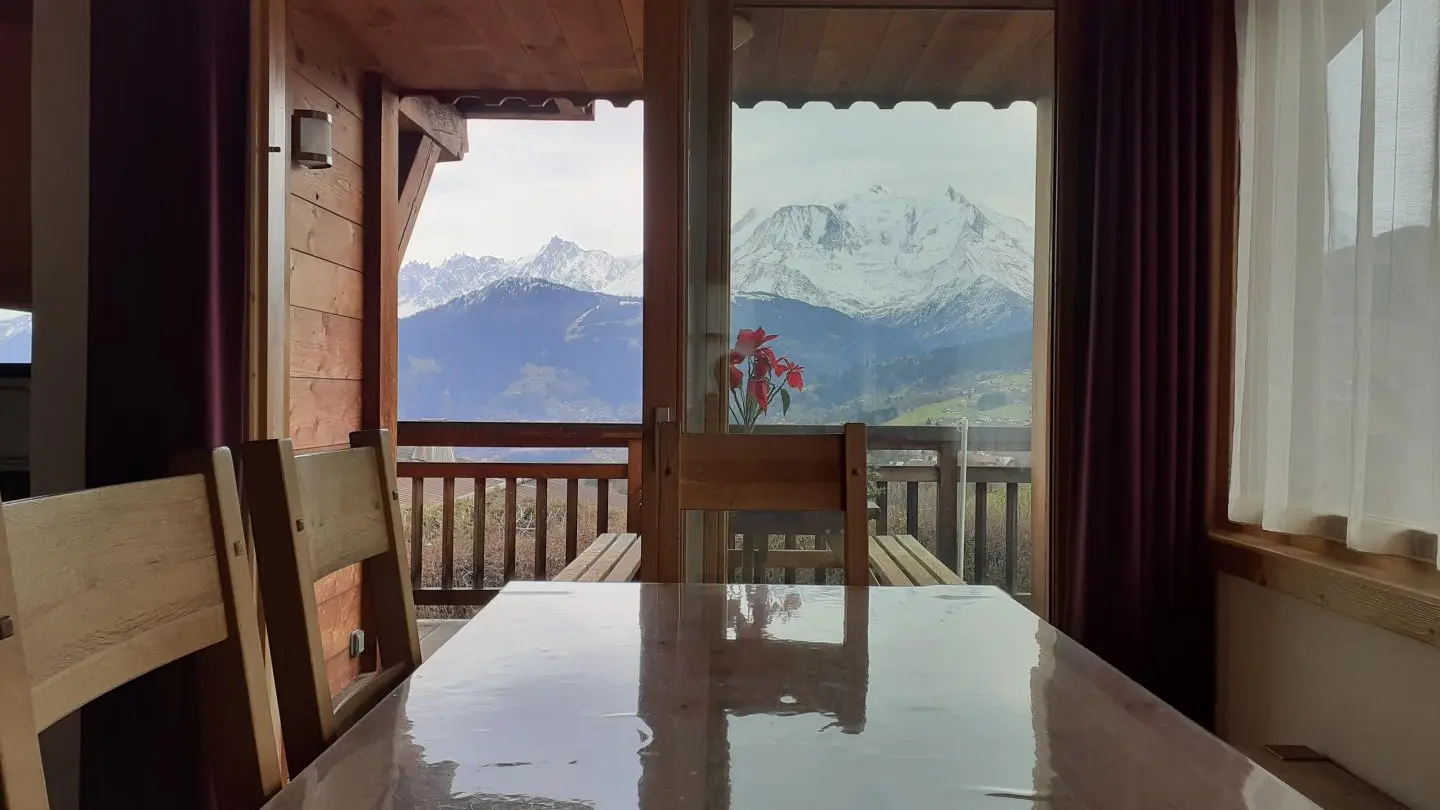 salle à manger et terrasse face au Mont Blanc