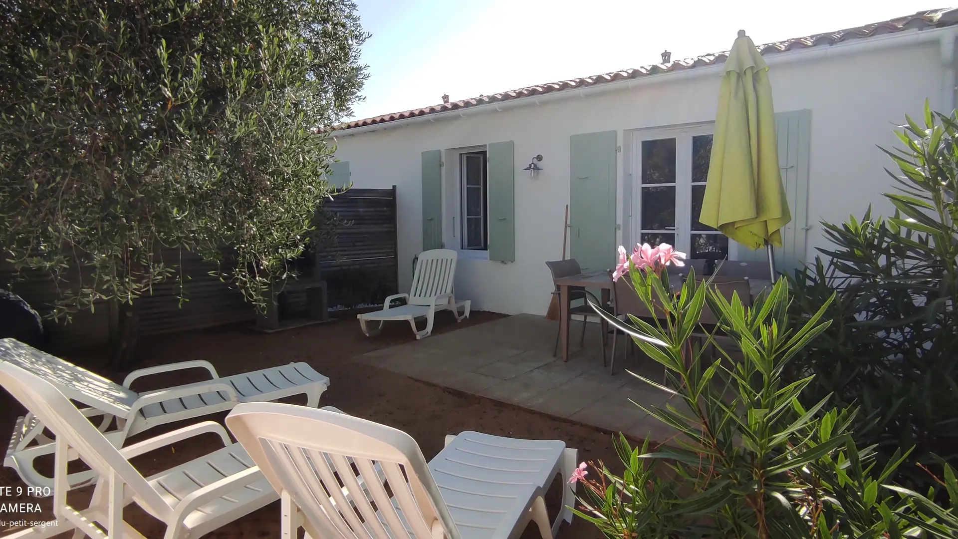 vue de la terrasse dans le jardin