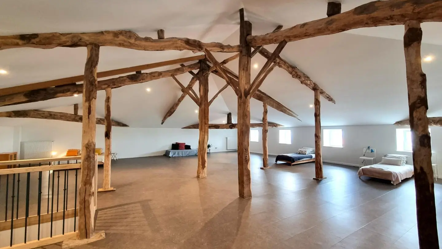 Chambre familiale 4 pers. sous combles, avec belle charpente apparente. Située au-dessus des 3 autres chambres, isolation phonique limitée.