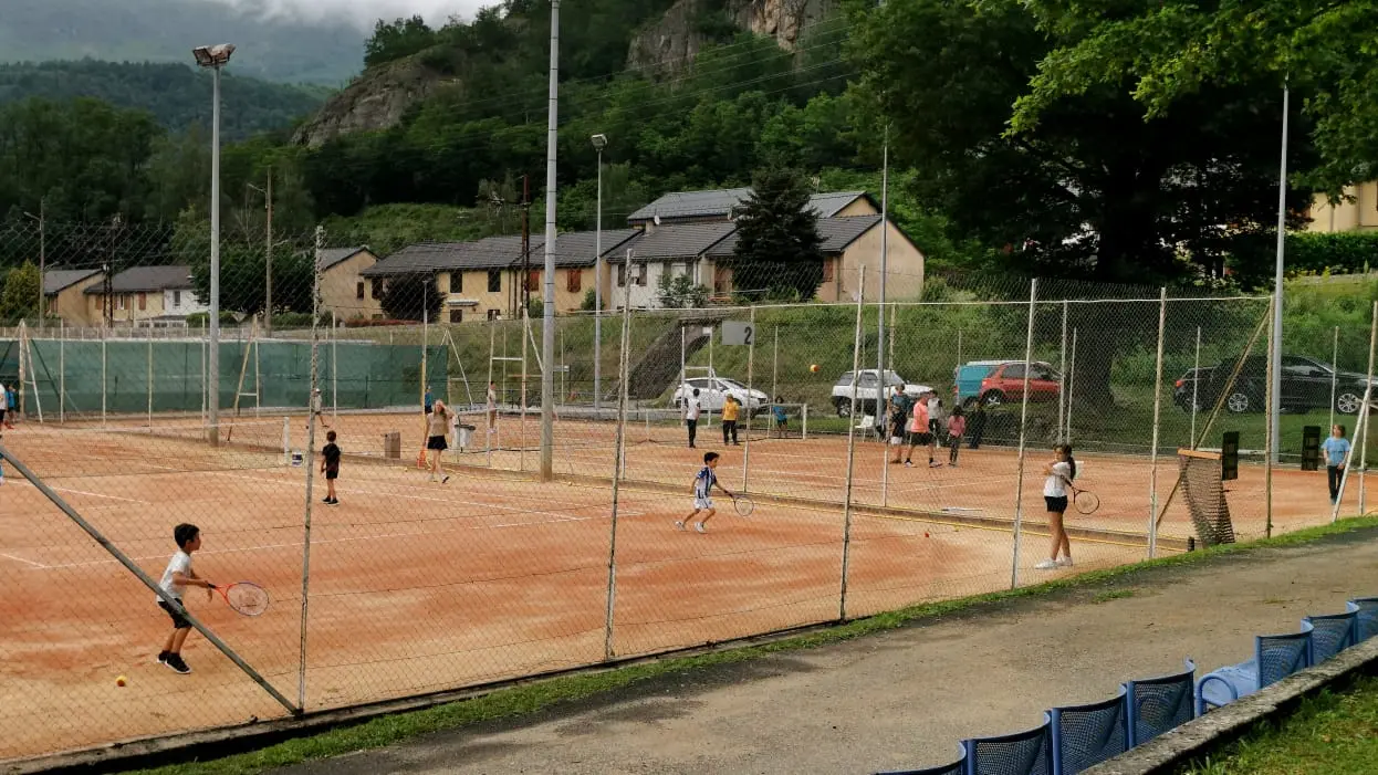 terrain de tennis en terre battue