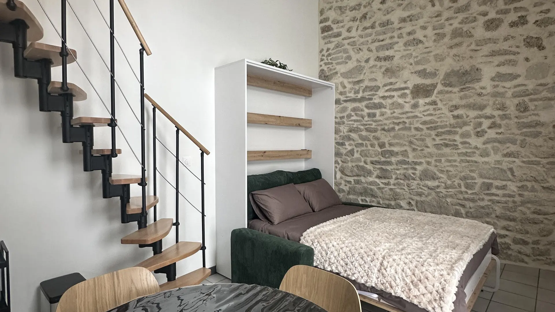 le couchage du rez de chaussée en lit escamotable