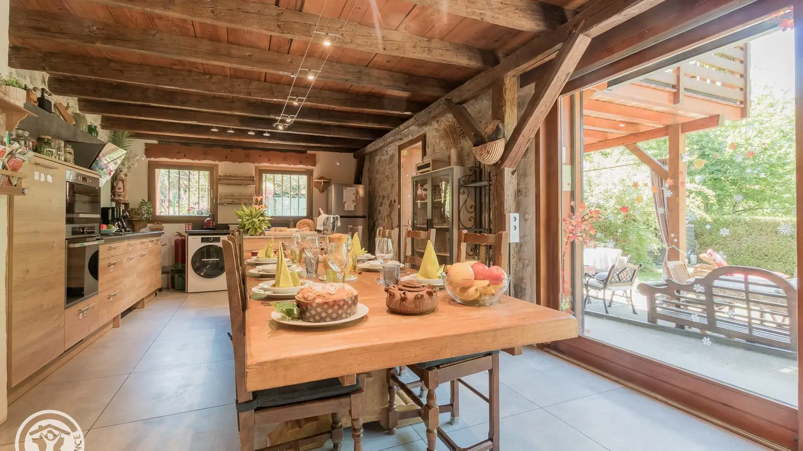 Pièce principale avec cuisine ouverte et accès terrasse