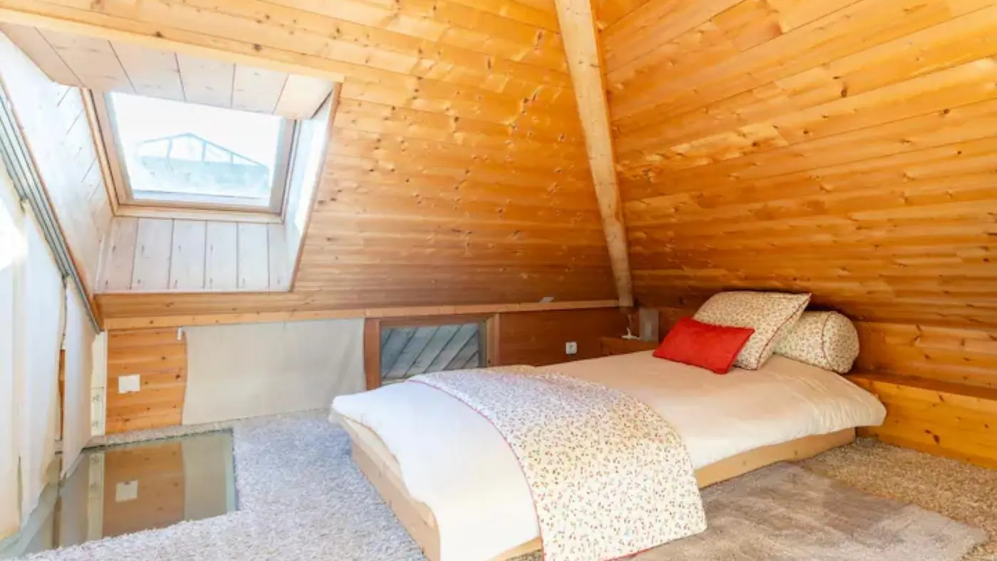 Lit 1 personne en 90X190 cm à droite de l'escalier