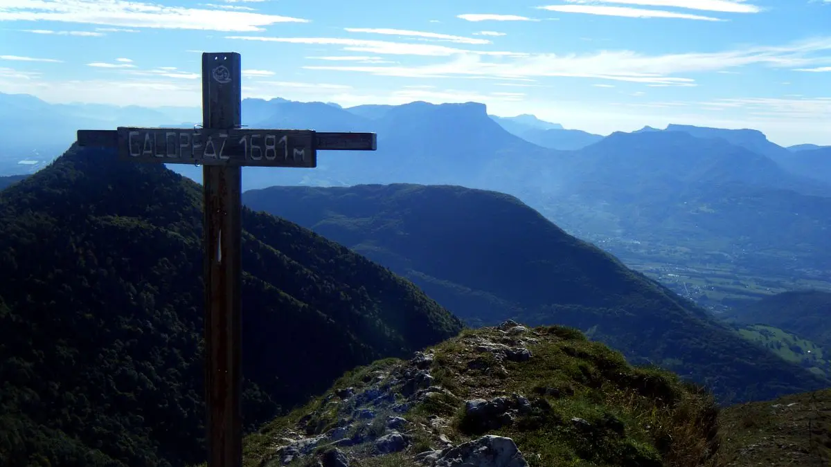 Croix au sommet de la Galoppaz