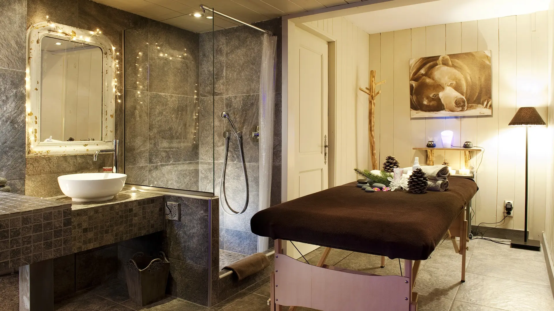 Zicht op de massagetafel, douche en wastafel