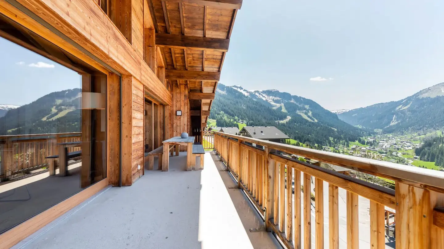 Grand balcon avec table et bancs