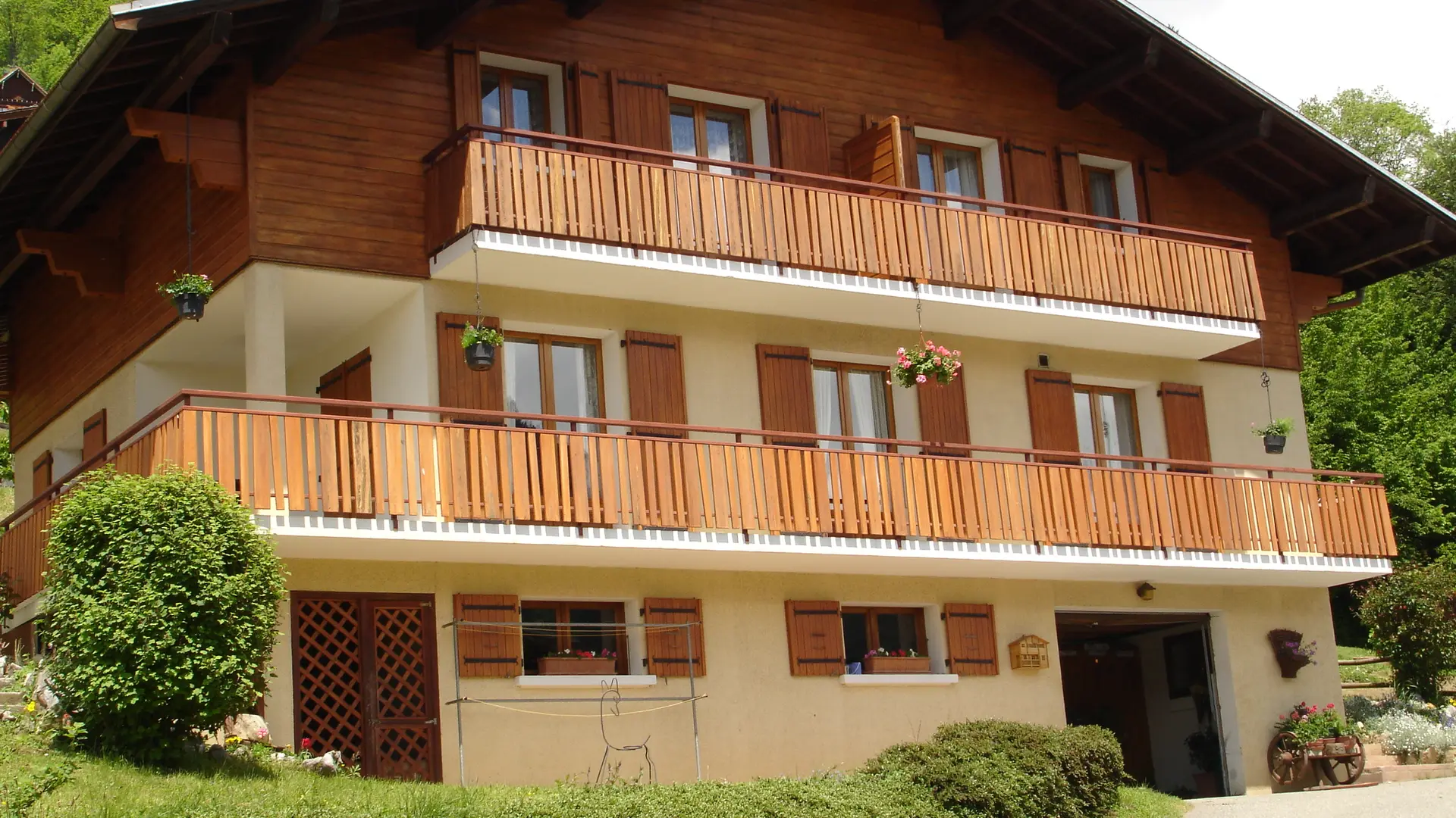 Extérieur chalet été / Summer outside of the chalet - Place n°1 - Le Grand-Bornand