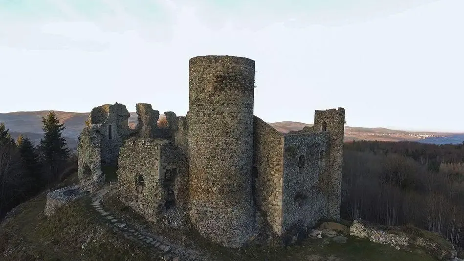 Château des cornes d'urfé construit dès 1130, à 15 mn en voiture ou en randonnée?