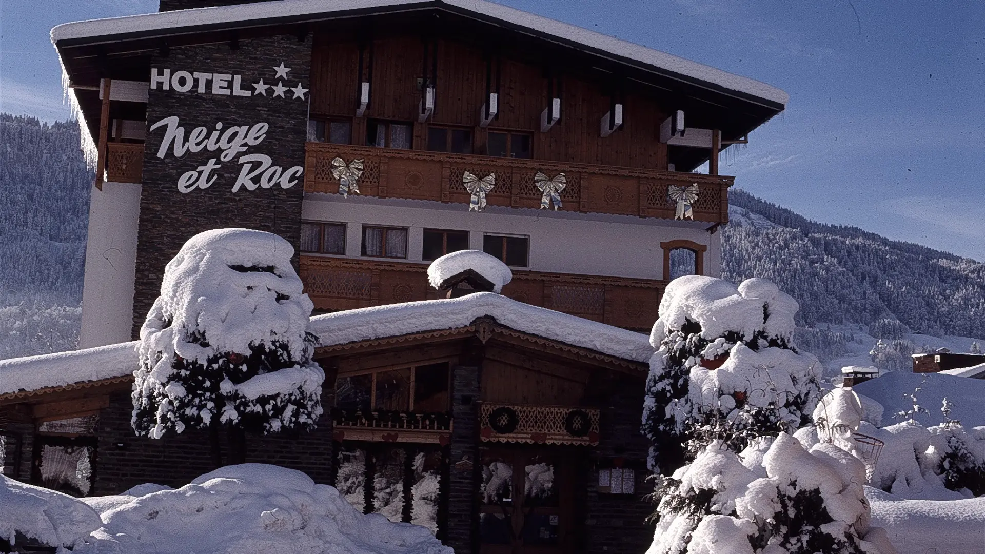 Façade hôtel hiver