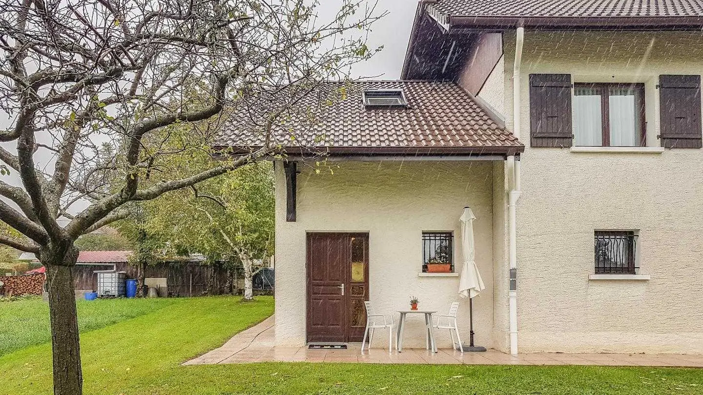 Gîte à gauche de la maison des propriétaires