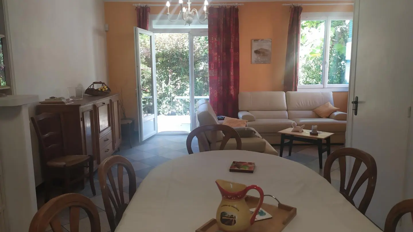 salon, salle à manger cuisine  très spacieux; baie vitrée donnant sur le jardin ombragé.