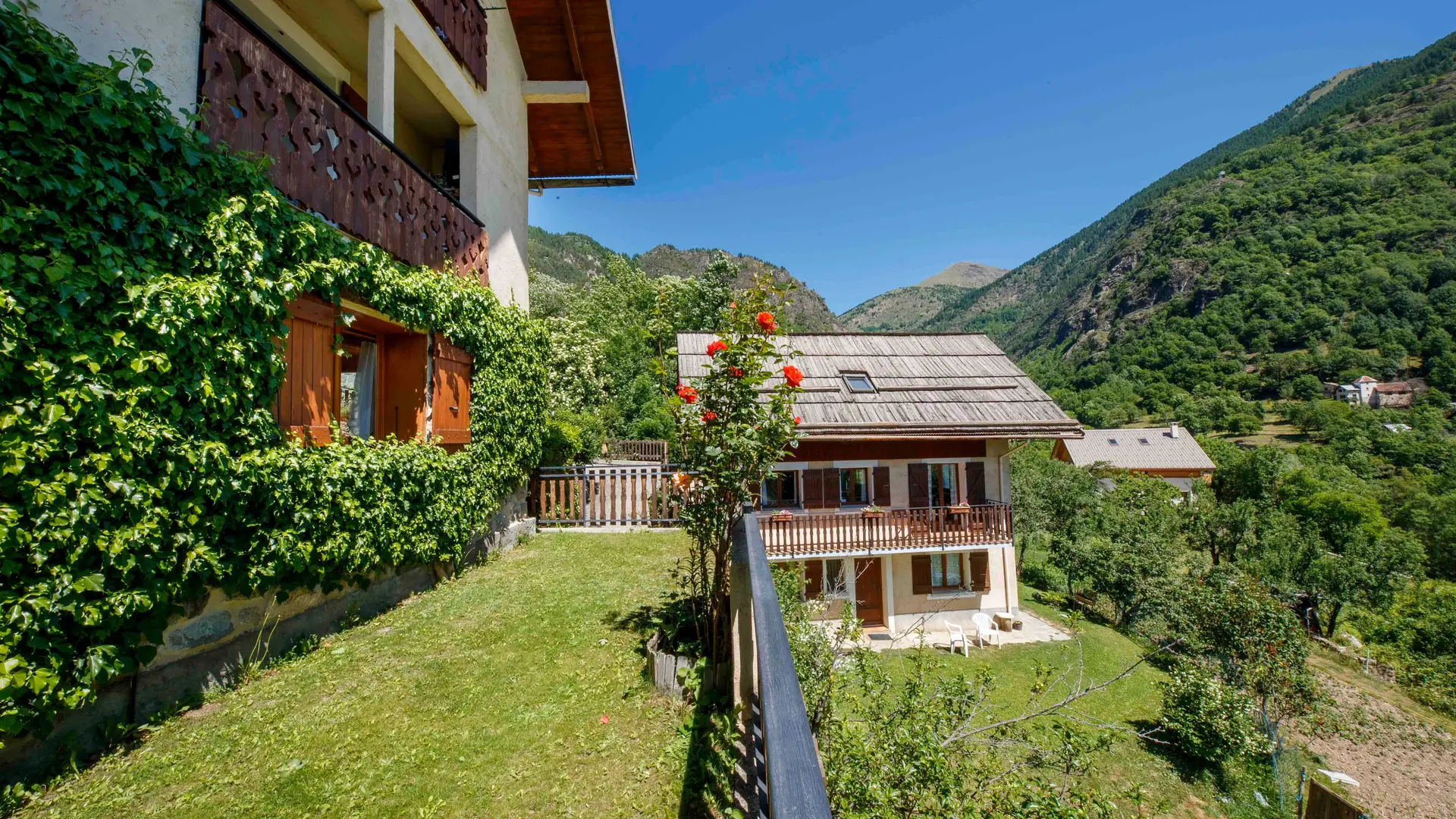 Gîte Les Cerisiers-Vue depuis le gîte-Saint-Étienne-de-Tinée-Gîtes de France des Alpes-Maritimes