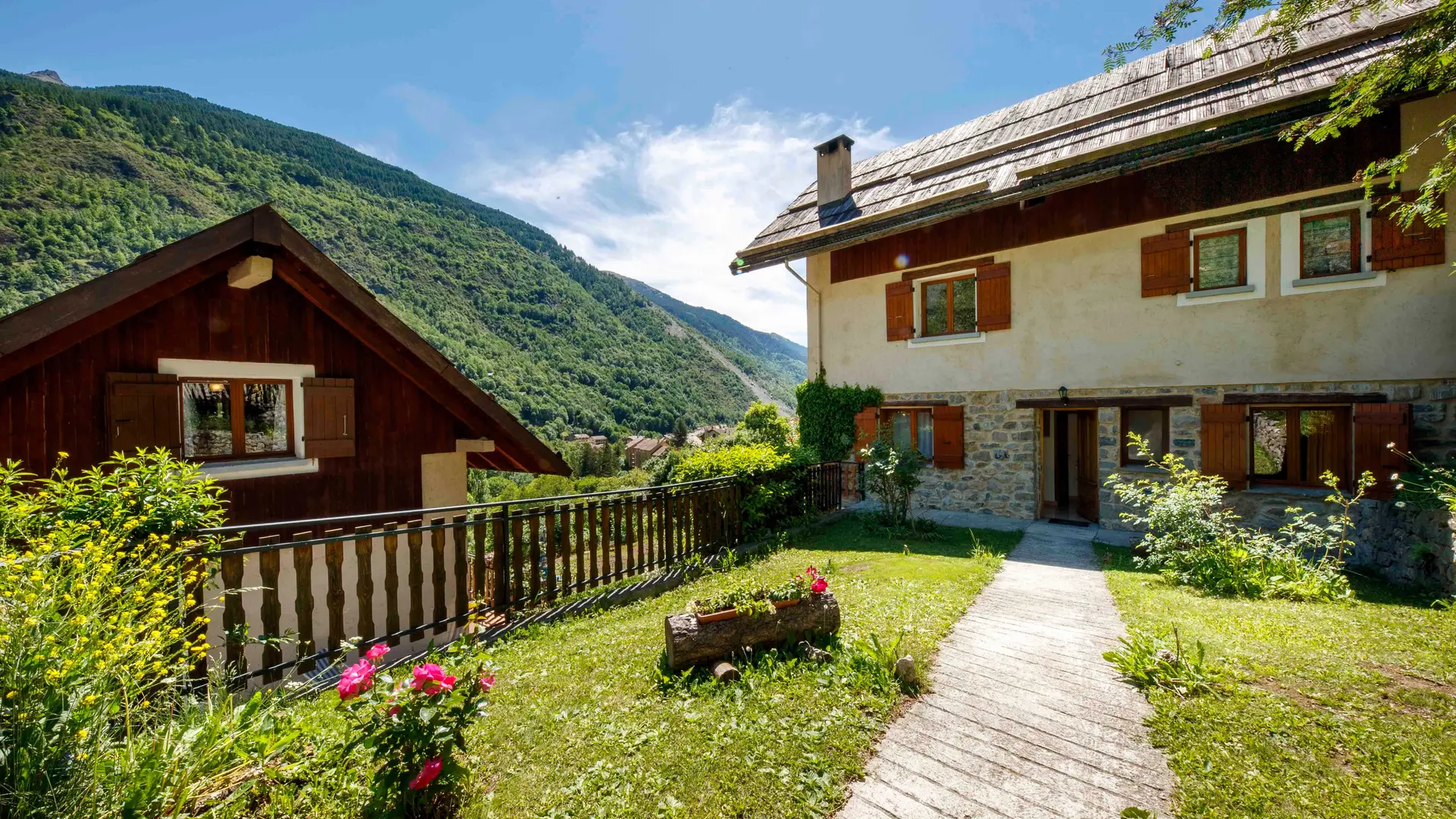 Gîte Les Cerisiers-Entrée du gîte-Saint-Étienne-de-Tinée-