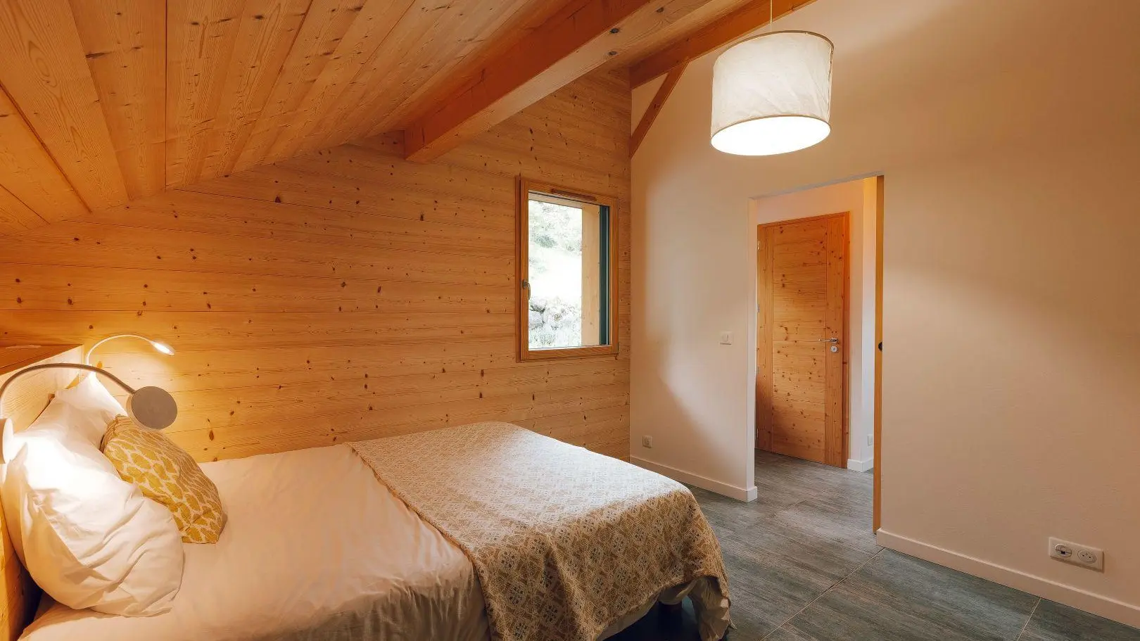 La chambre 2 du chalet, composé de 3 lits de 90cm, dont 2 jumelables.