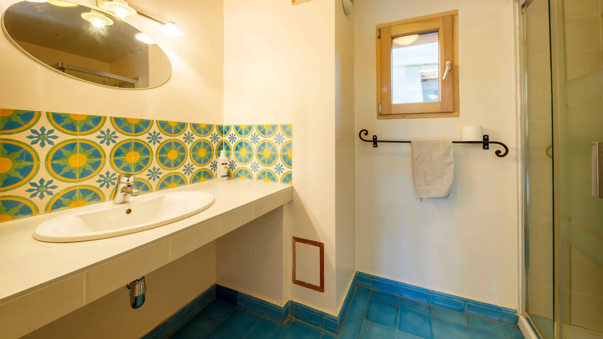 salle de bains Chambre familiale chambre soleil Ecogite de Villeplane dans la réserve naturelle des gorges de Daluis - Gîte d'Etape et de Groupe Alpes-Maritimes