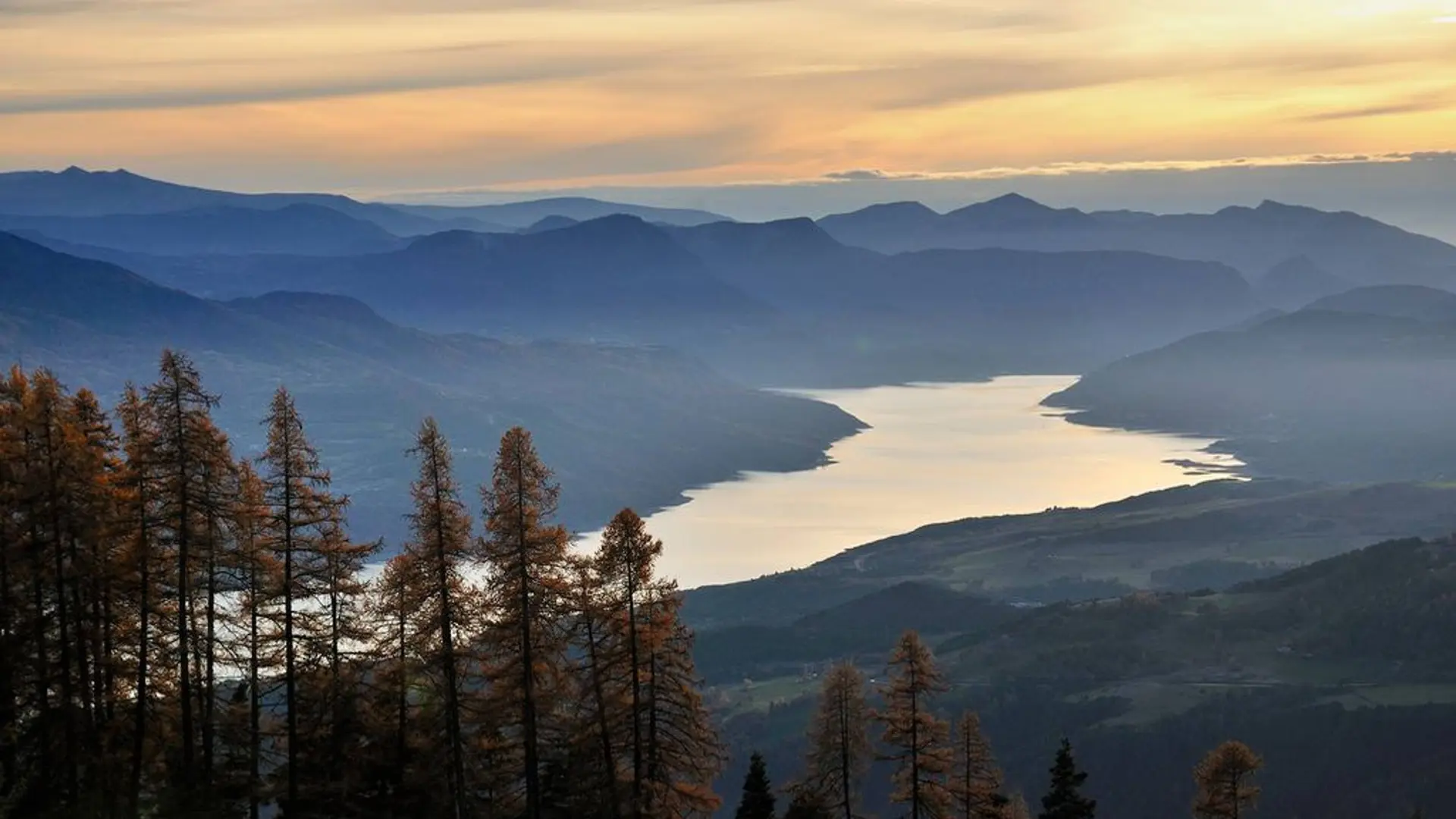 Lumière du soir sur le lac de Serre-Ponçon vu depuis le versant du mont Guillaume