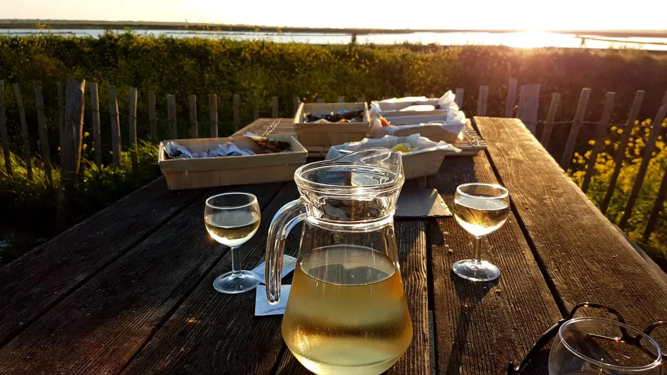 Apéritif au coucher du soleil et produits locaux