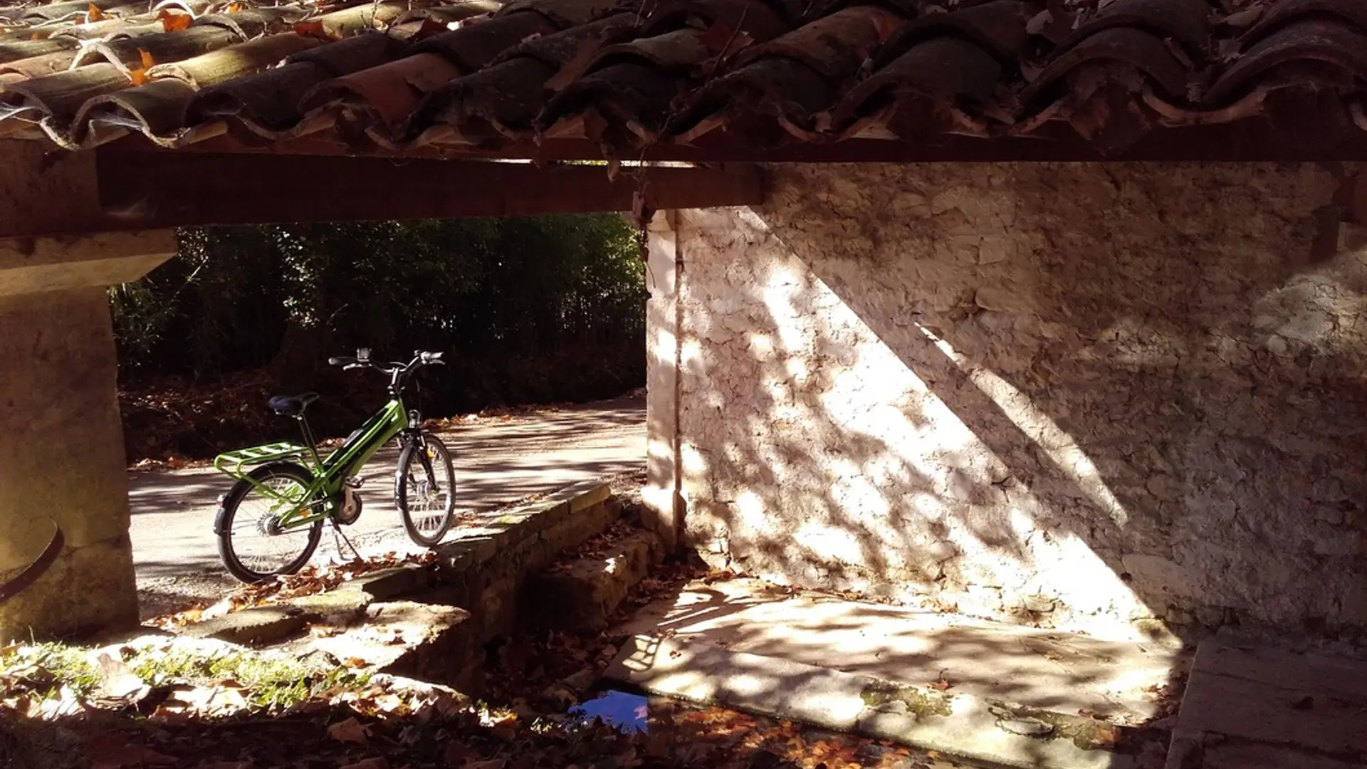 Halte à la faîche sous le lavoir couvert
