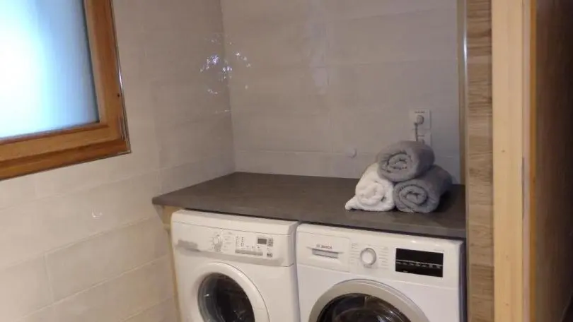Lave-linge et sèche-linge dans salle de bains rez de chaussée