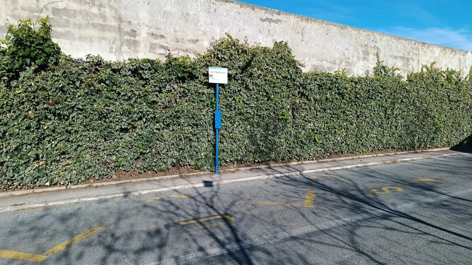 Arrêt de bus à 200m du gite.Bus num 62, correspondance avec le tram.Meme ticket pour les 2 Transports, 1.70? le trajet.Tres pratique pour vous rendre a Nice,profitez sans stress,pas de parking a chercher,bus toutes les 20mn  la semaine ,dernier a remonter sur colomars avant 22h.