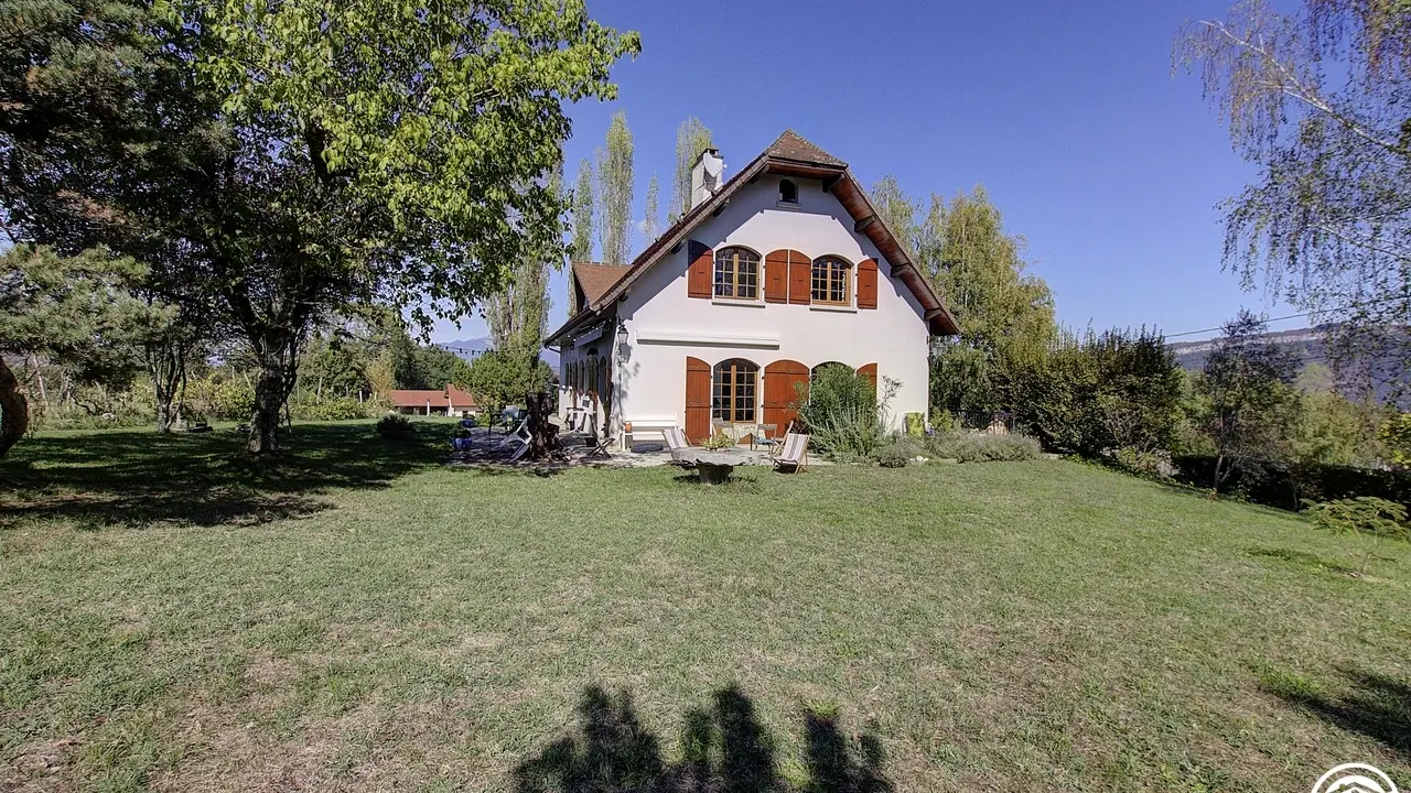 Une maison indépendante avec un parc.
