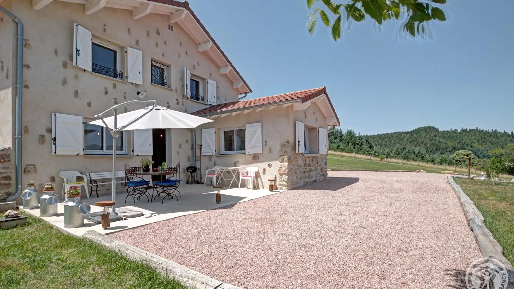 La terrasse équipée et son espace véhicule.