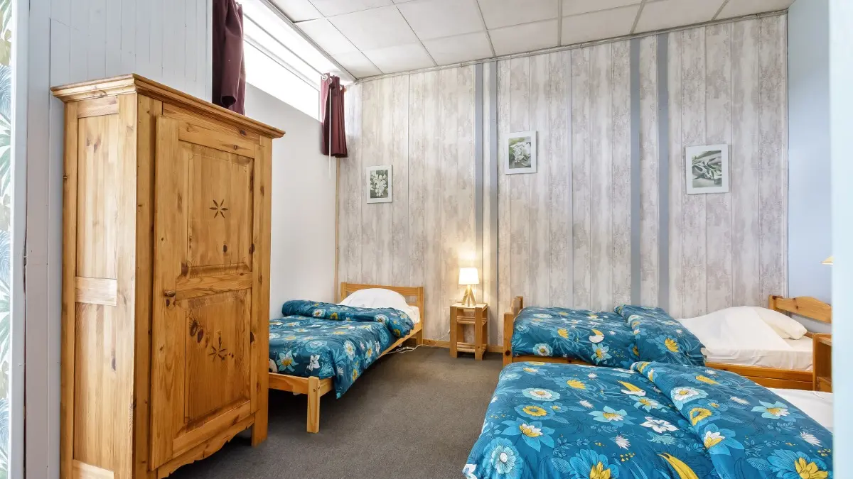 chambre N°15 4 lits simples avec douche lavabo et wc