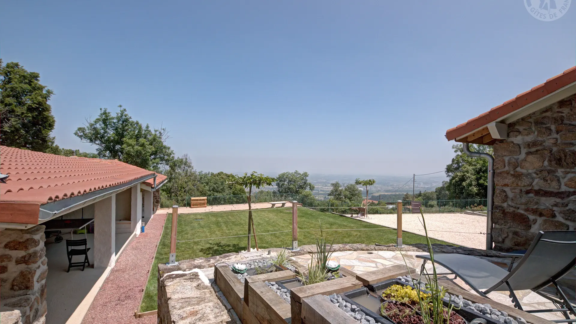 Terrasse extérieure avec fontaine