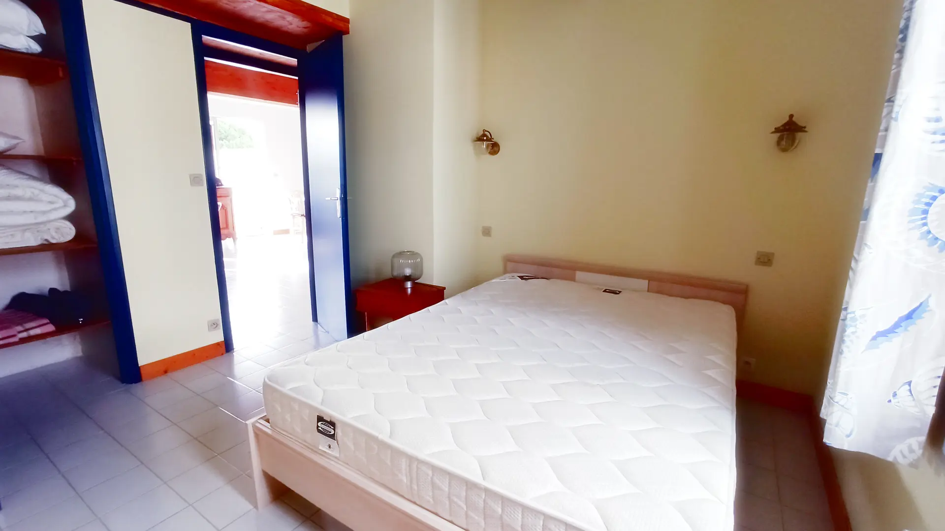Schlafzimmer mit Doppelbett