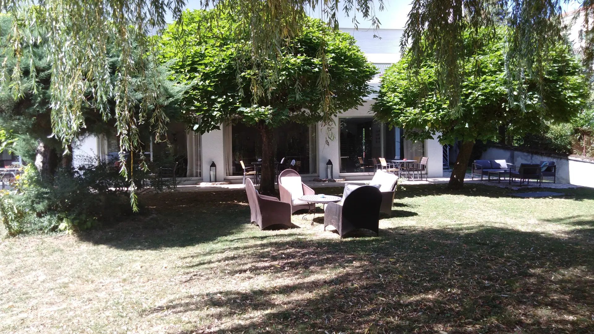 JARDIN ET NOTRE SALLE DE PETIT DEJEUNER