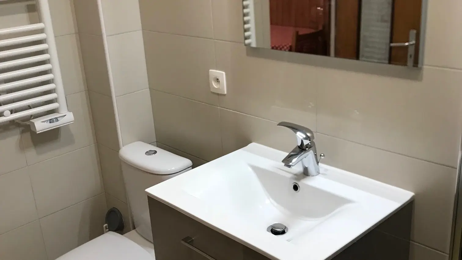 Salle de bain avec douche, WC