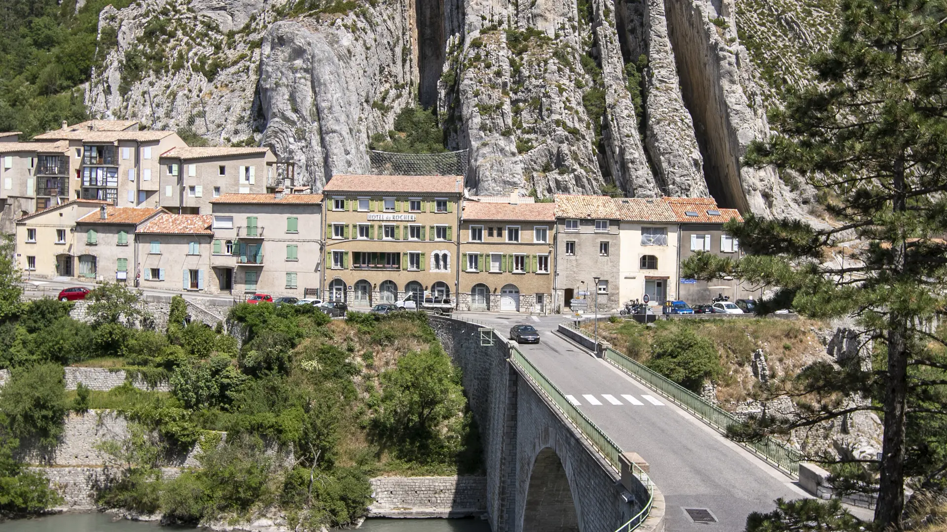 Sisteron, le petit train sur le pont de la Baume