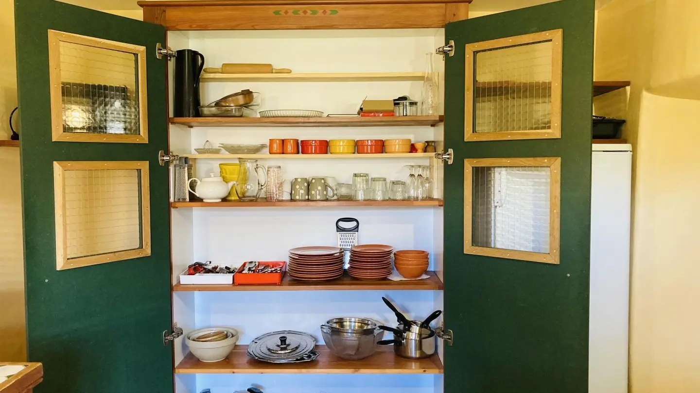 La cuisine équipée avec tout ce qu'il faut pour cuisiner