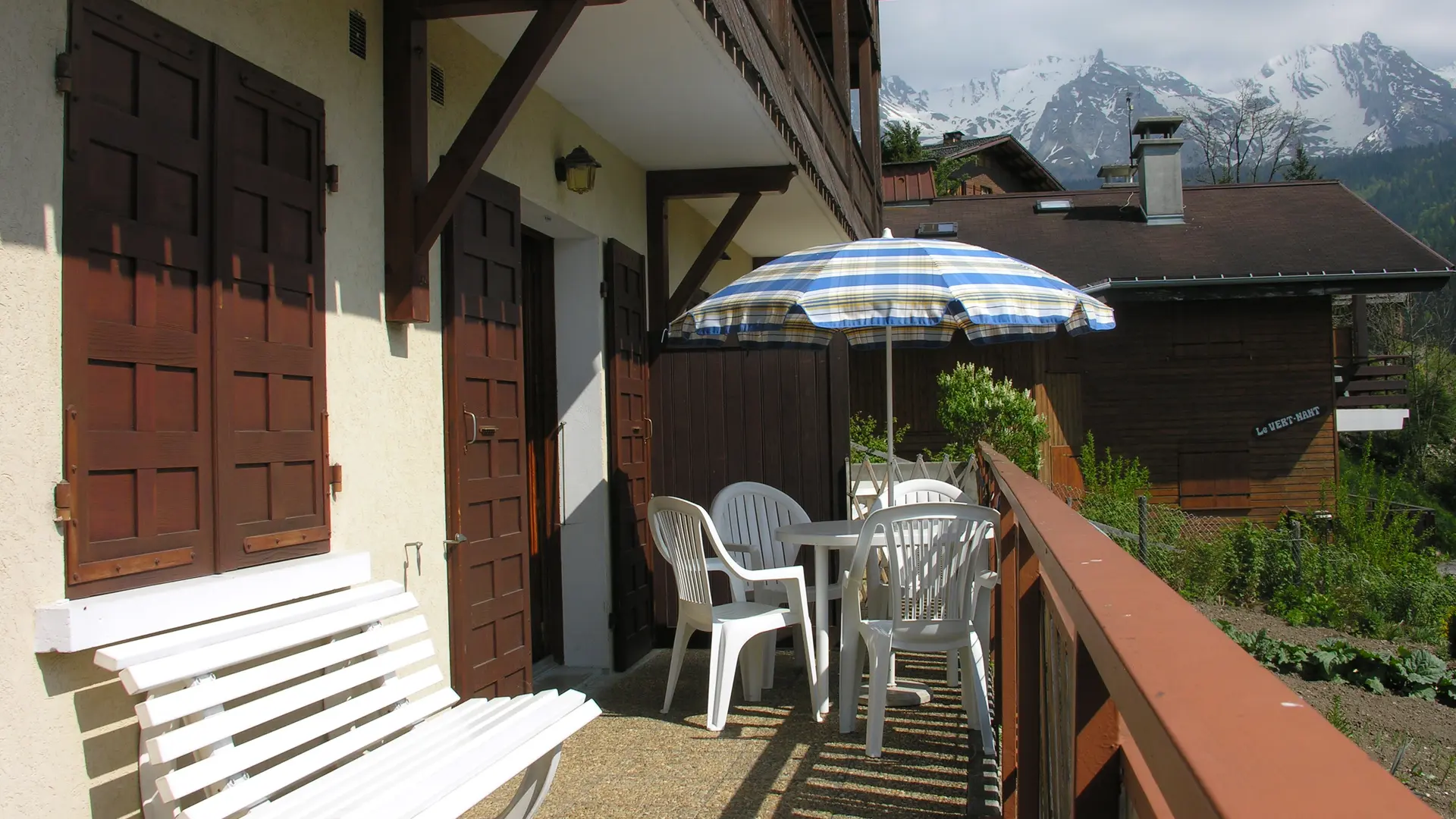 Balcon avec salon de jardin/Balcony with garden furniture-Rouelletaz-Le Grand-Bornand