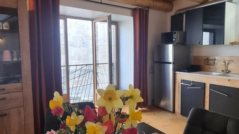 1er étage : pièce à vivre avec cuisine ouverte sur l'espace repas & le salon avec vue sur l'église.